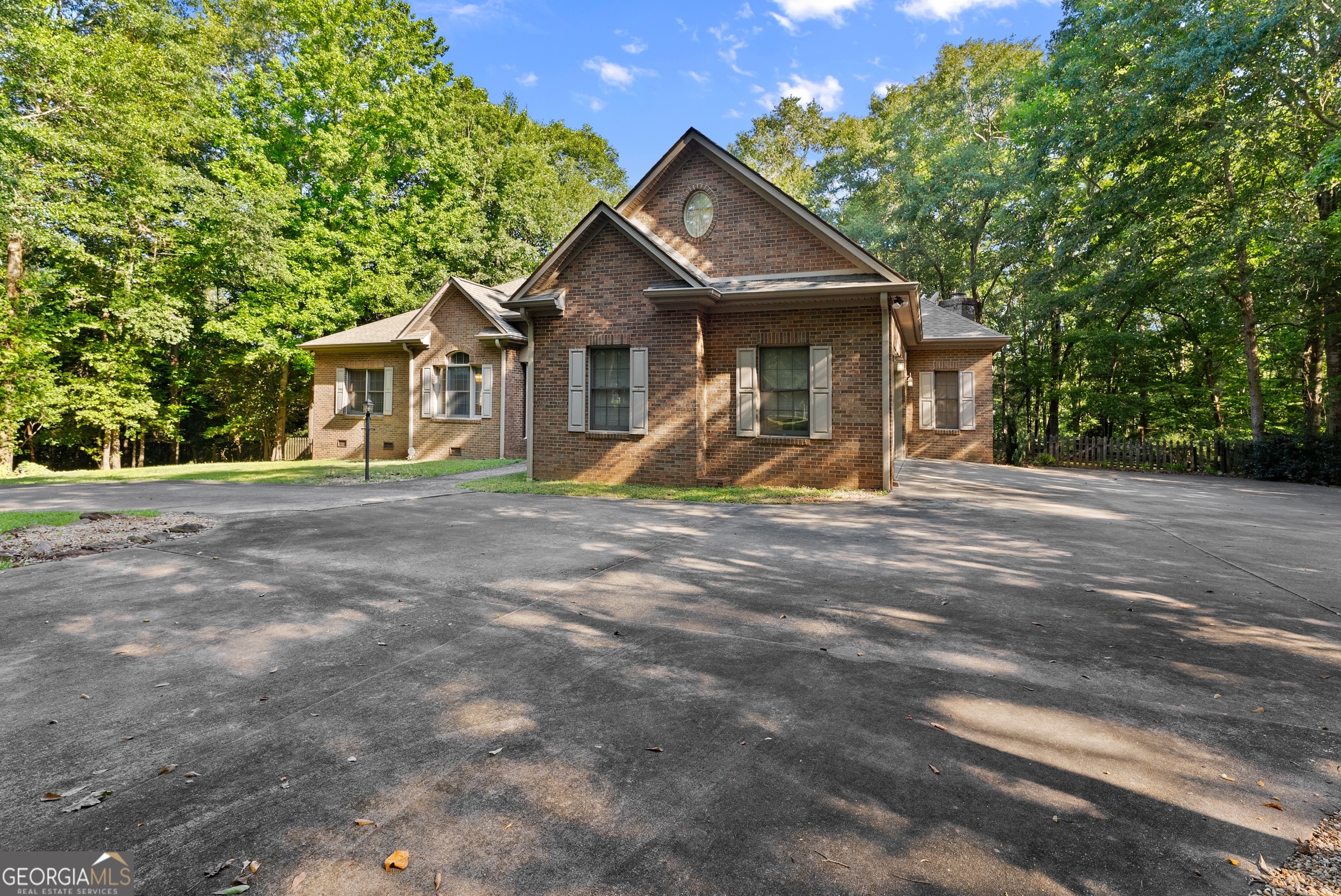 207 Riverbend CIR