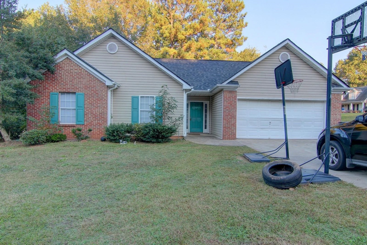 Cute ranch home in Swim/Tennis Community in City of Social Circle. Sought after Social Circle City Schools. Sold AS IS.