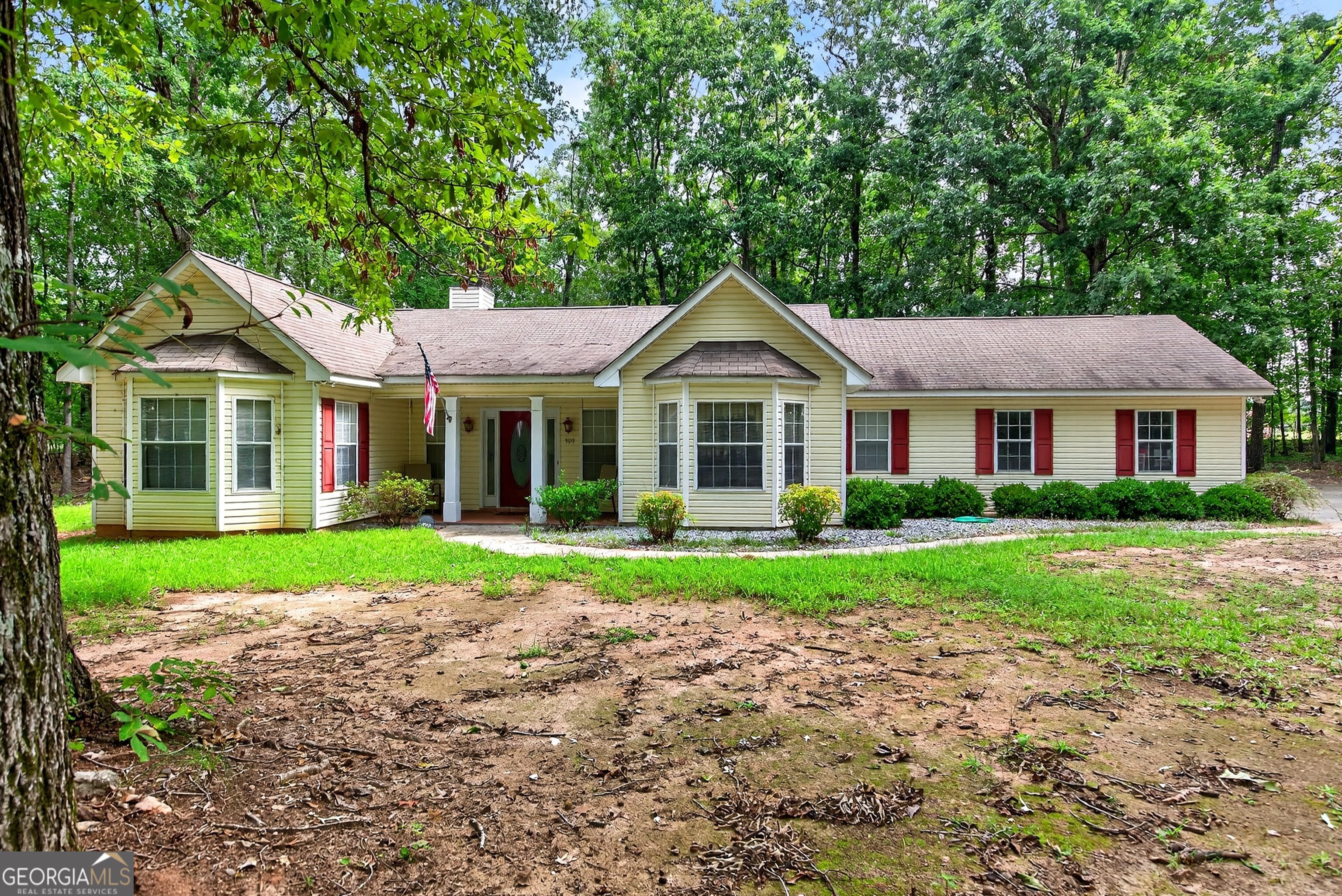 Large ranch on private 3.52 acre lot in desirable Senoia. Generous kitchen with solid wood cabinets, island and breakfast area. Living room/family room features fireplace and built-ins. Screened porch is a great area for enjoying outdoor living. Master bedroom is an awesome size and features an ensuite bath and walk-in closet.