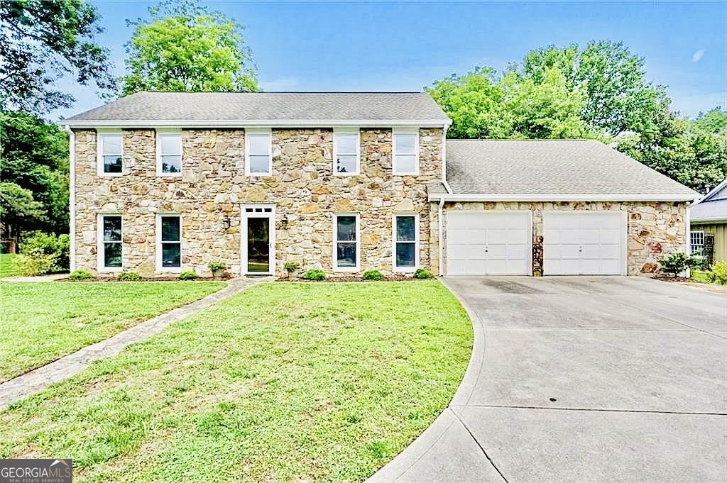 Executive Rental : Welcome to this Charming 4 bed, 3 bath single family home in Marietta (East Cobb). This home features a range of amenities including a Outdoor deck for entertaining, security cameras, and access to club house, swimming pool and tennis courts. With a spacious layout inside and out. Conveniently located to nearby parks, schools and shopping. No sign in yard. Must make showing appt with Owner