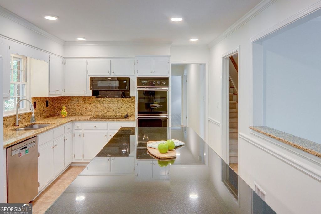 Photo of 618 Dorsey Circle SW, Lilburn, GA 30047 (MLS # 10729986)