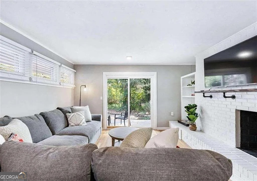 160 Riverdale DR