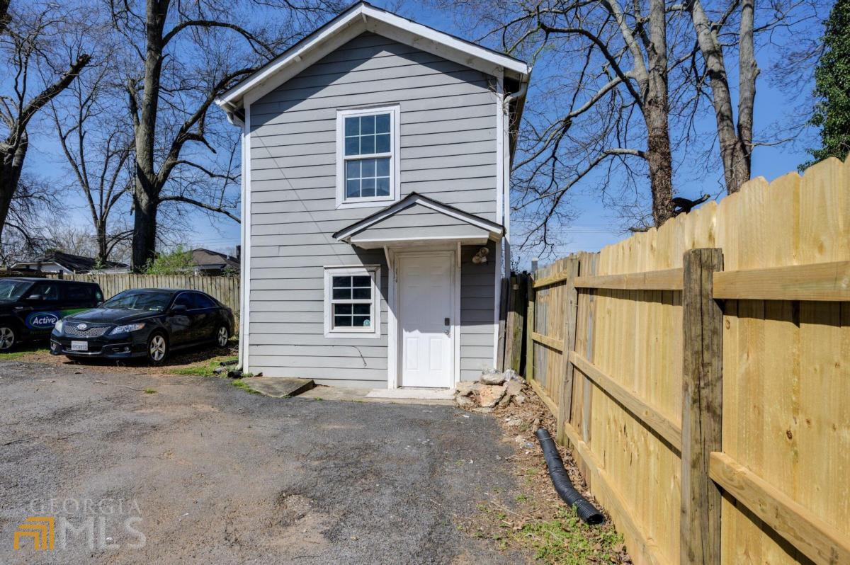 Come check out this private Update Carriage House in Capital View/ Sylvan Hills Area. ALL UTILITIES included in Rent. Updated Kitchen w/ White Shaker Cabinets & Granite Counter Tops. Off Street Parking. Blocks from the Beltline, Perkerson Park, Pittsburg Yards. NO VOUCHERS or Laundry On Site.