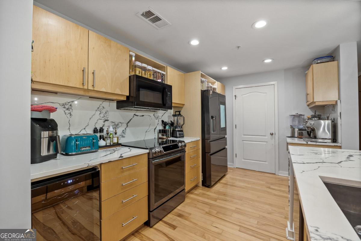 390 17th ST NW 4018