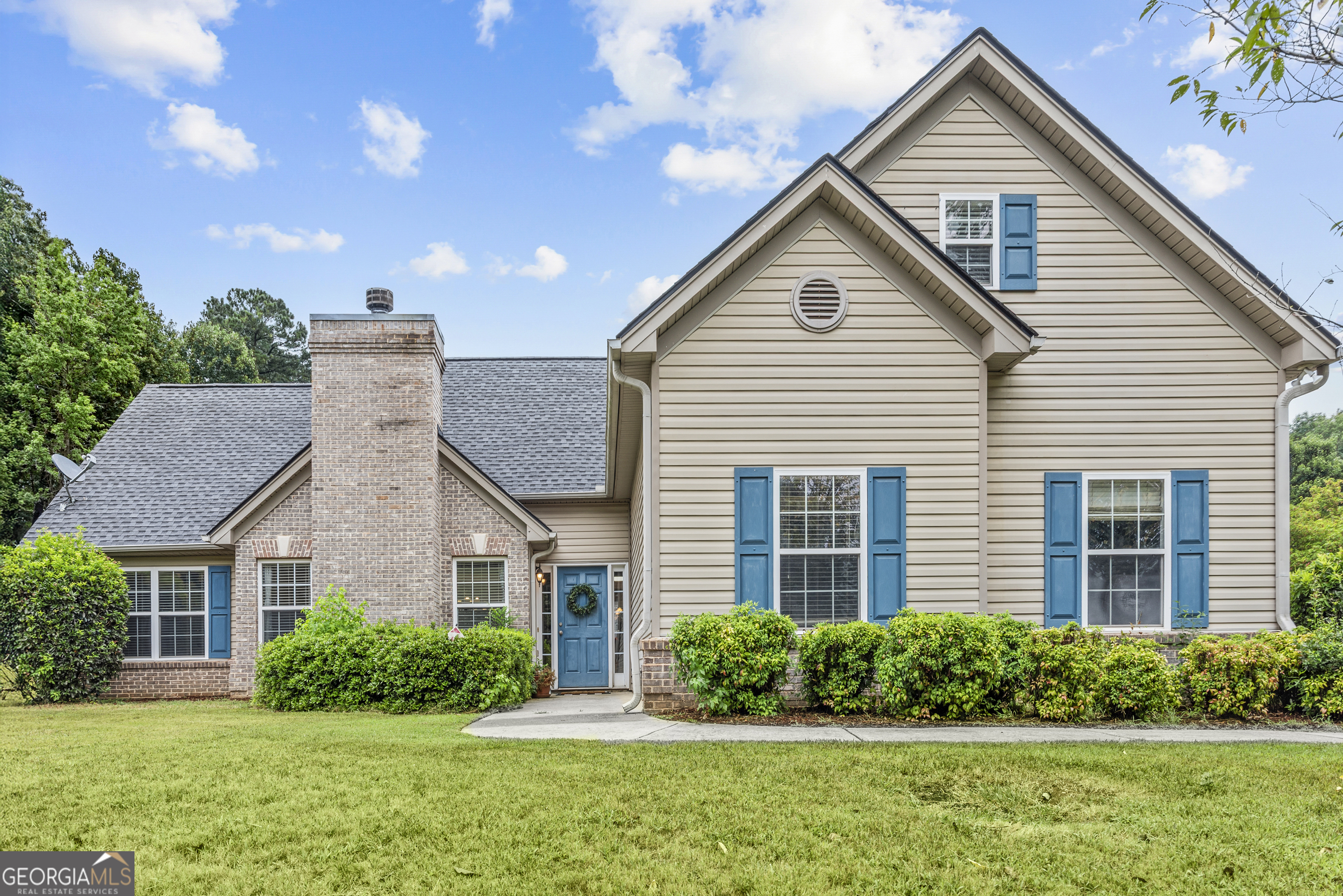 ***OPEN HOUSE: Friday 8/01 from 4-6pm and Saturday 8/02 from 12-2pm.*** Welcome to this beautiful 4 bed, 2 bath ranch-style home on a corner lot in sought-after Jackson County, located in the charming town of Jefferson! Sitting on a spacious 0.5-acre lot, this home offers comfort, functionality, and great community amenities. Step inside to a welcoming foyer that leads into a spacious open-concept living room with a cozy fireplace - perfect for relaxing or entertaining. The living room flows seamlessly into the formal dining area, which connects to a bright and functional kitchen featuring a breakfast bar and breakfast nook ideal for casual dining. On one side of the home, you'll find a private and generously sized primary suite with tray ceilings and a large en-suite bath complete with dual vanities, a soaking tub, a separate shower, and a walk-in closet. The opposite wing of the home includes two additional bedrooms and a full bath in the hallway - perfect for family, guests, or a home office setup. Head to the laundry room to find stairs leading to a huge bonus room, perfect as a fourth bedroom, media room, playroom, or office - a great flex space to fit your needs! Step out back to your patio and large backyard, offering plenty of space for entertaining, grilling, or simply enjoying the outdoors. The neighborhood features fantastic amenities including a pool, playground, and tennis courts - everything you need for active living and fun close to home. Don't miss your chance to own this lovely ranch in one of Jefferson's most desirable communities - schedule your showing today!