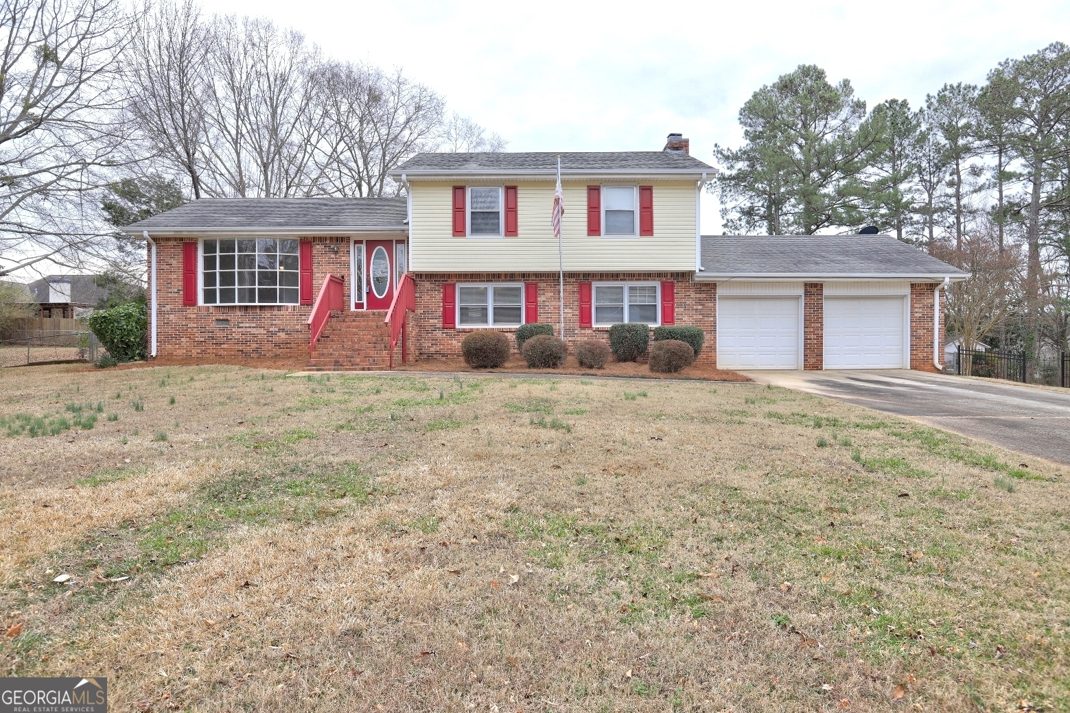 Great in town location. 4 bedroom, 2 1/2 bath, in a well established neighborhood. Home offers LVP flooring throughout, new appliances, granite countertops. Large fenced in backyard perfect for children and fur babies.