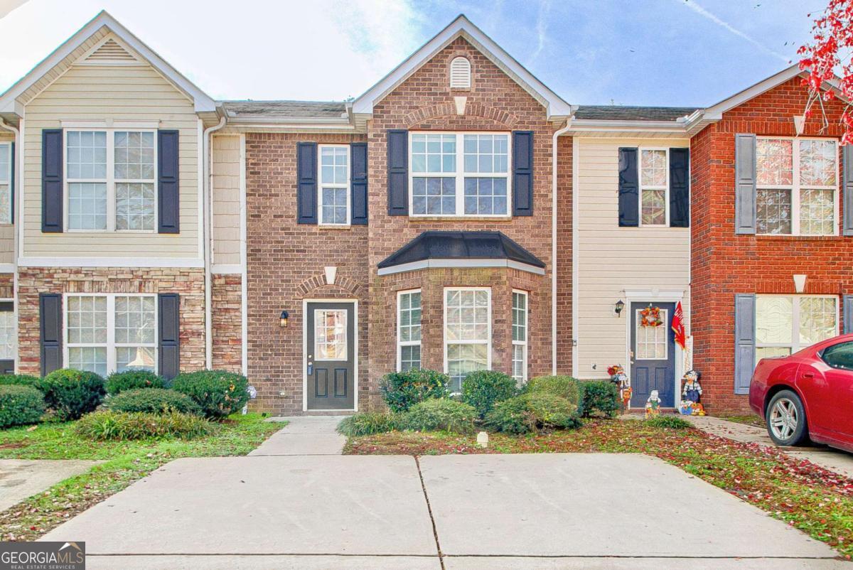 Charming 3-Bedroom, 2.5-Bath Townhome in Hampton's Southfield Community. Welcome to this spacious and inviting townhome, perfectly designed for comfort and entertaining. The family room offers ample space to relax and flows seamlessly into the eat-in kitchen, complete with a sunlit breakfast area and a convenient pantry. The owner's suite boasts a walk-in closet and a private bath featuring a soaking tub, providing a peaceful retreat. The split bedroom layout includes two additional bedrooms, perfect for family or guests. Step outside to enjoy the patio with built-in storage, overlooking the backyard. Conveniently located near shopping, schools, and parks, this home has everything you need and more!