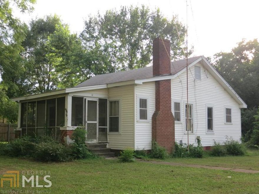 Cute cottage on 1.14 acre lot in Shannon, Georgia. 2 bedrooms, 1 bath, living room, dining room, and eat-in kitchen. Screened porch, hardwood floors, french doors, and fireplace. Fixer-upper that needs work, but a good solid structure with lots of potential. Huge shade trees, out building/workshop, and garden spot.