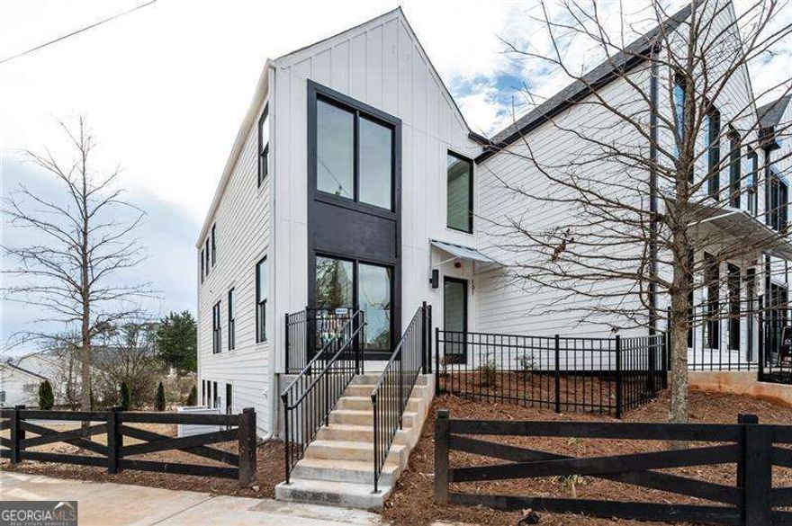 TOWNHOUSE IN DOWNTOWN WOODSTOCK - Home in Sought-After Woodstock Downtown-Money Magazine voted Top 50th Town to Live!!! Home is walkable to the best Restaurants, City Parks, Greenprint Trails, Boutiques Shopping, Farmers Market, Elm Street Arts, New Amphitheater and MUCH MORE!!! This home has one of our best courtyards. This townhome offers 3 bedrooms - 3 & 1/2 baths - Open Concept for the main living. High Ceilings, Covered Deck off the Kitchen. DO NOT MISS THIS OPPORTUNITY!!