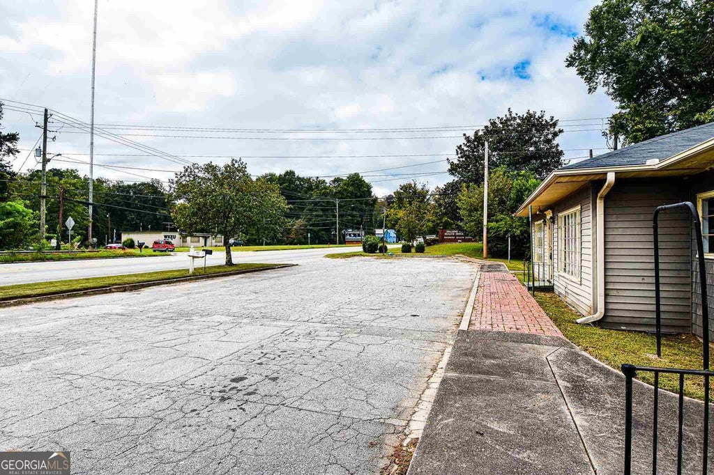 Photo of 1011 Memorial Drive, Griffin, GA 30223 (MLS # 10782361)