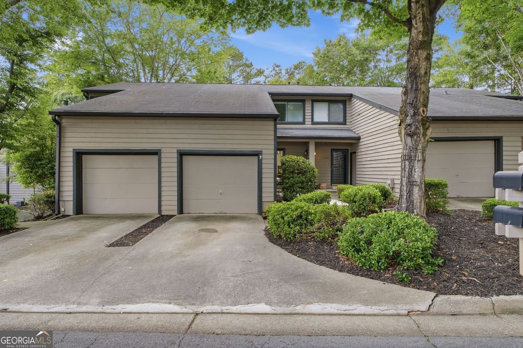 Photo of 5005 Gardenia Circle, Marietta, GA 30068 (MLS # 10784870)