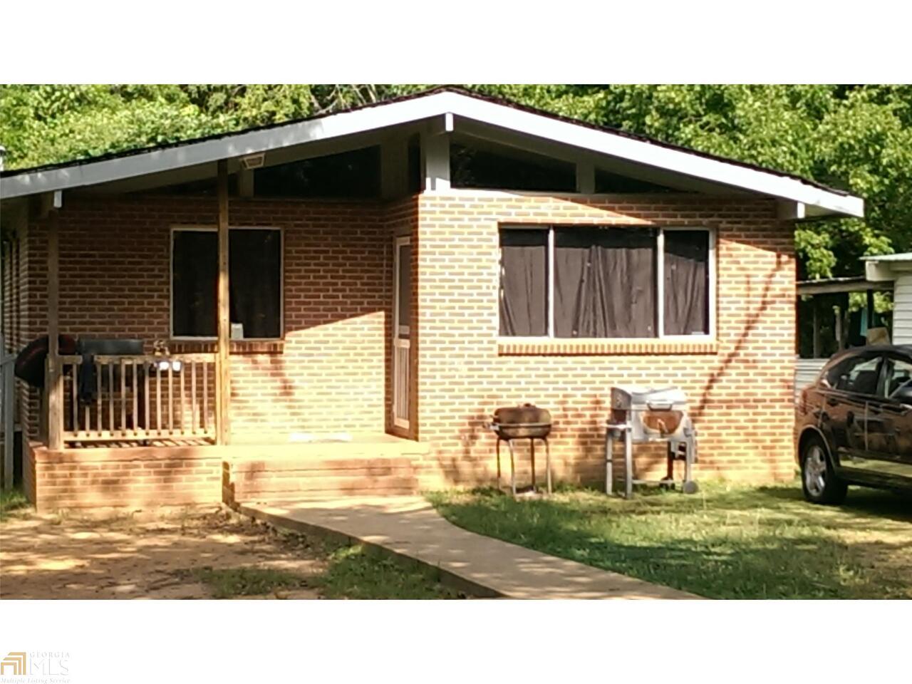 Investor Special! Rental property, one of four houses that investor is looking to unload. Currently rented at $500 month, excellent rental history. Tenant lease goes with sell, immediate income. Investor looking to sell all four properties at once. Call today to find out more. Other properties for sale are 901 Georgia Ave, 902 Georgia Ave and 203 Jackson Street. Serious inquires only. Home is occupied, must schedule showing well in advance.