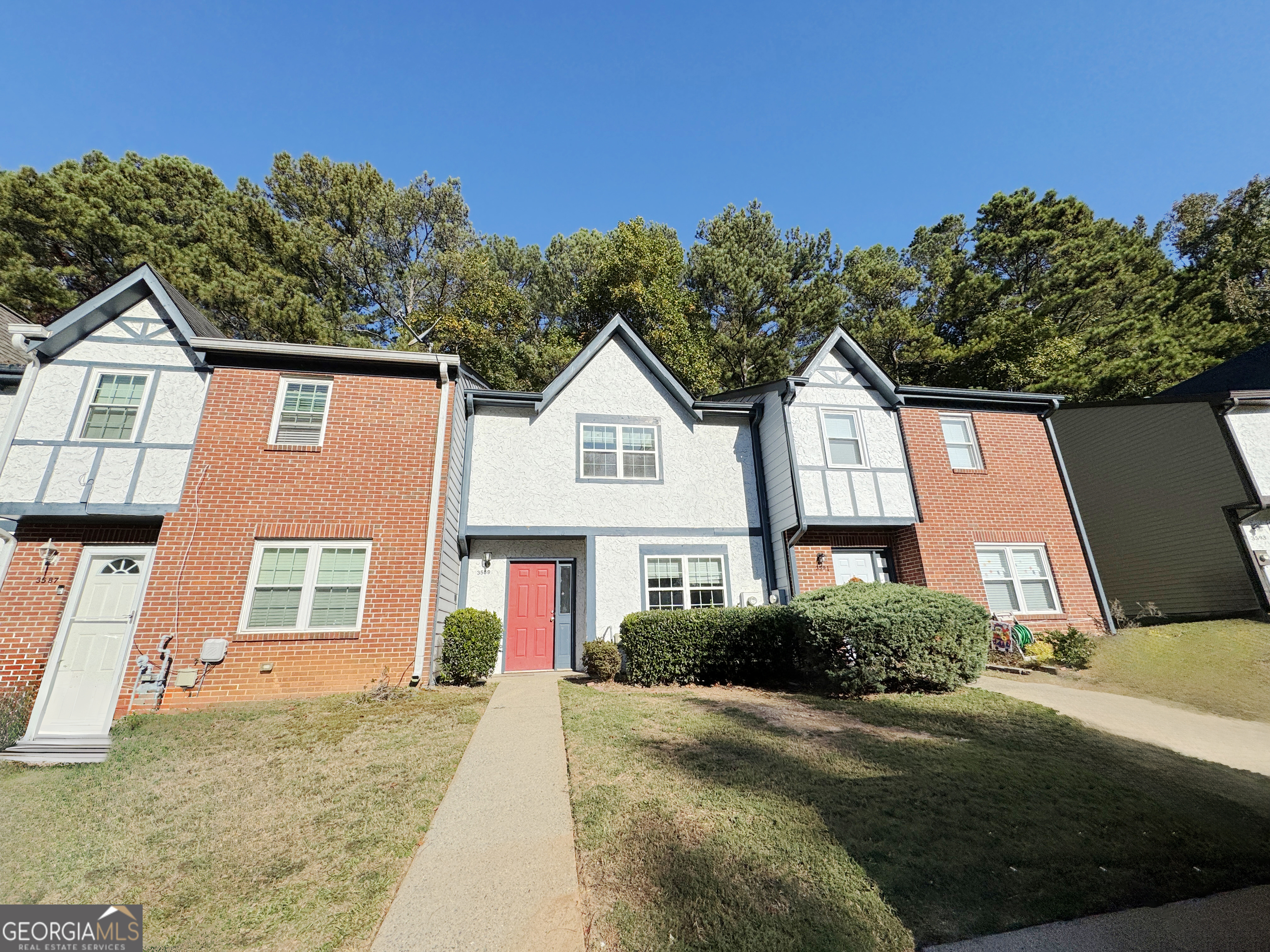 Charming two-bedroom townhome with 2.5 bathrooms nestled in the sought-after area of Marietta. Enjoy the privacy of a fenced backyard and the convenience of a parking pad, all without the hassle of an HOA. Whether you're looking for a place to call your own or a promising investment opportunity, this home is perfect for you. Benefit from top-rated Cobb County Schools and easy access to employment opportunities, shopping centers, and major highways. Act fastCothis opportunity wonCOt be around for long!