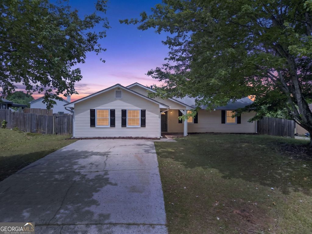 Photo of 301 Deerfield Drive, Jonesboro, GA 30238 (MLS # 10755938)