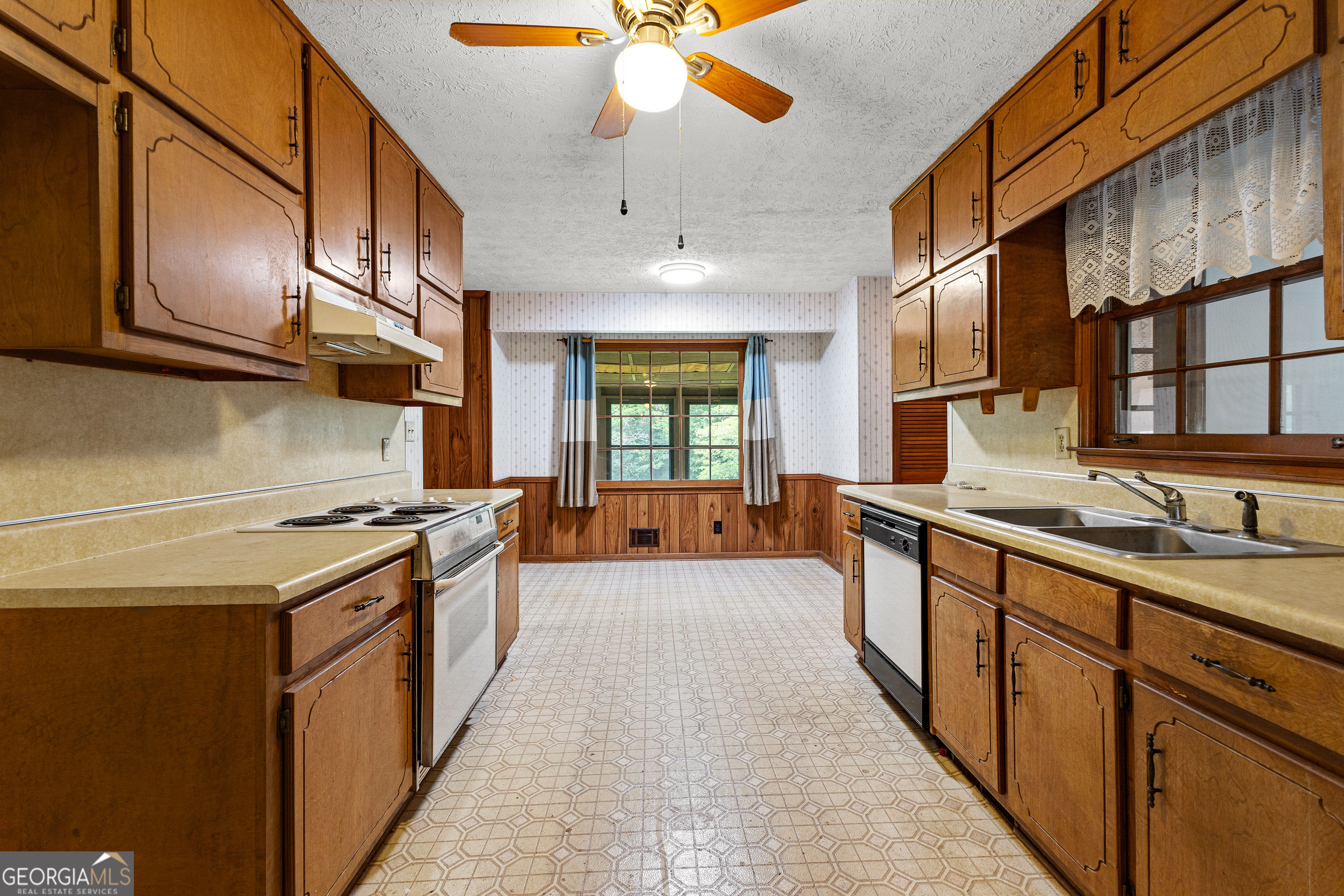 Fayetteville, Georgia 30215, United States, 3 Bedrooms Bedrooms, ,2 BathroomsBathrooms,Residential,Pending,159047