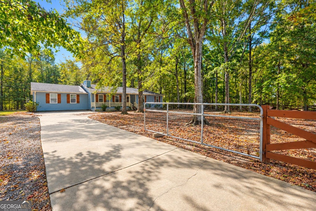 Photo of 370 Davis Road, Locust Grove, GA 30248 (MLS # 10880037)