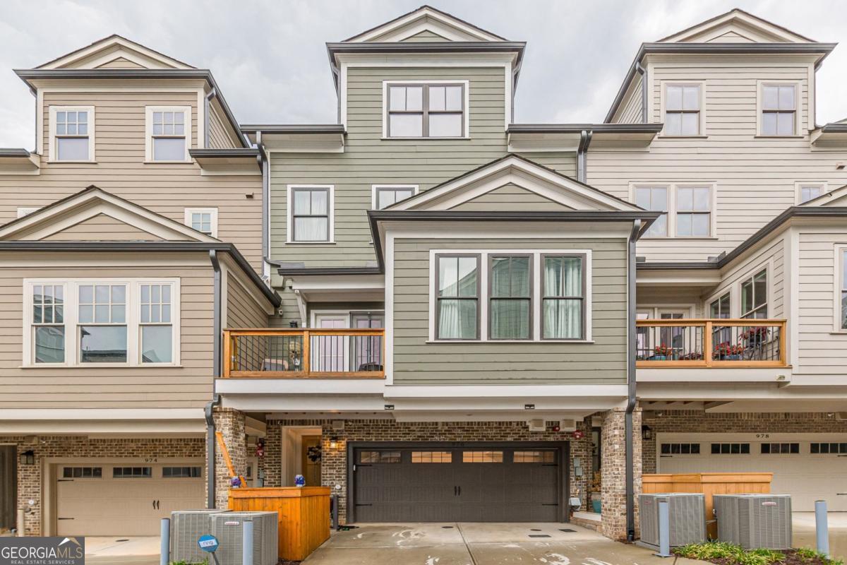 976 Memorial WALK SE