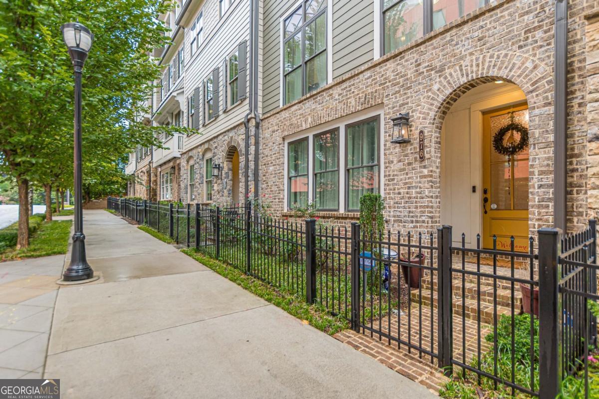 976 Memorial WALK SE