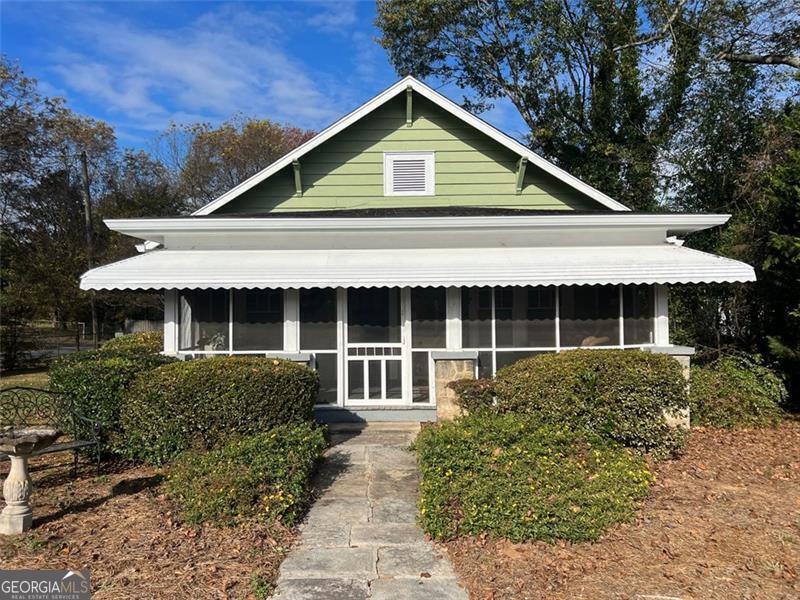Beautiful updated ranch. Move-in ready. Located in downtown Lithonia. Convenient to shopping and restaurants. Very motivated Seller.
