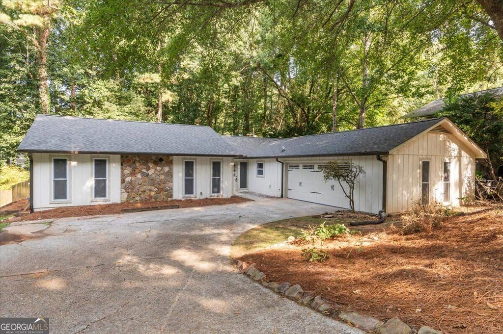 Photo of 9570 Hillside Drive, Roswell, GA 30076 (MLS # 10826565)