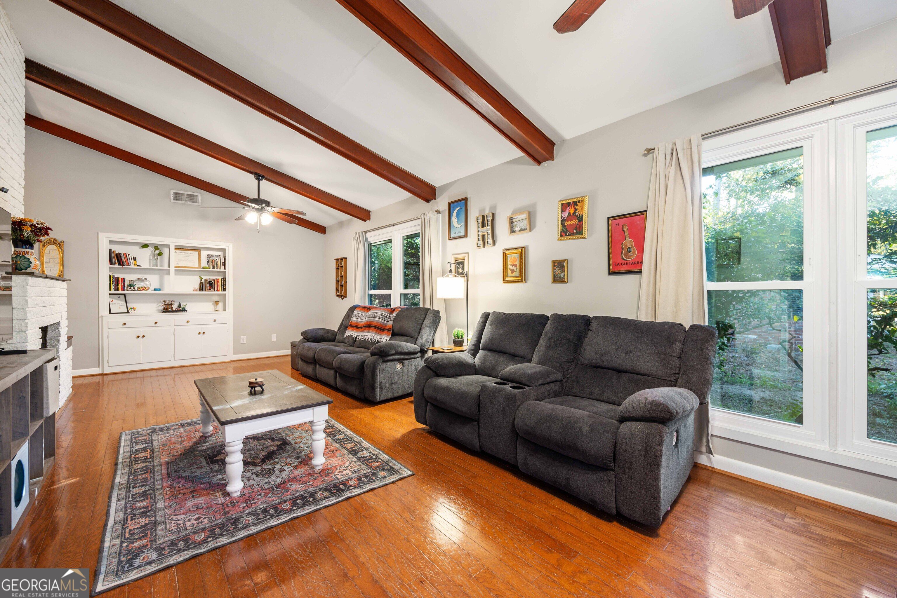 3314 E Lindsay DR