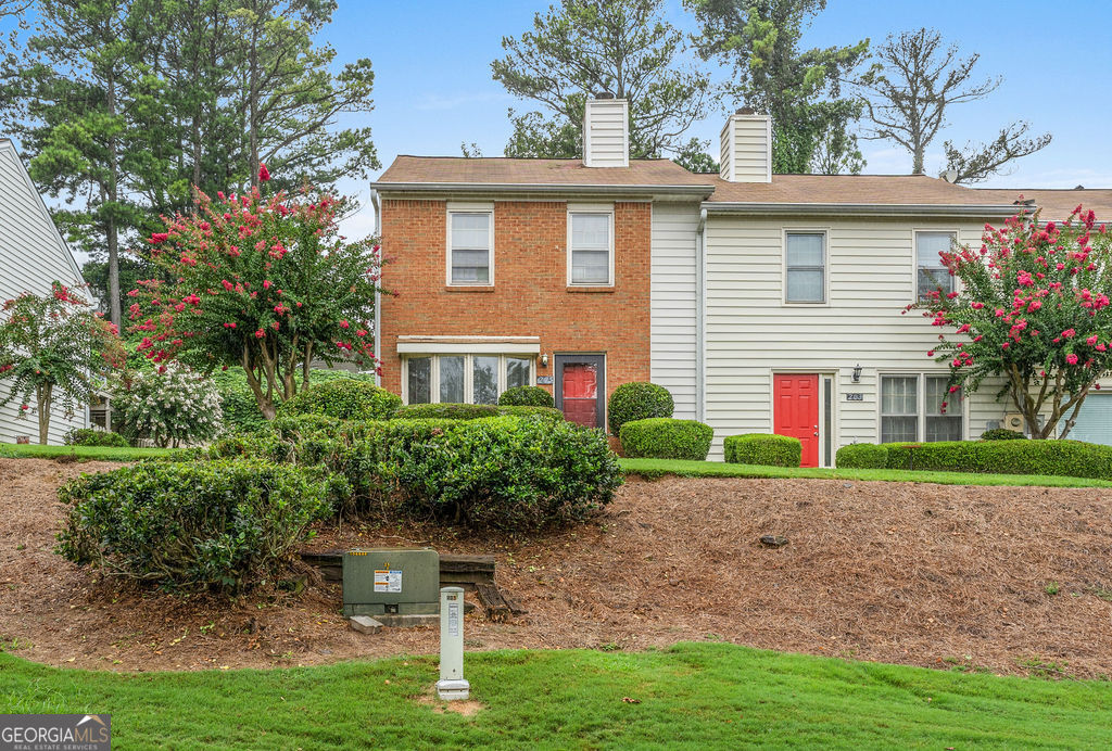 Stunning EndUnit Townhome in Holcombs Crossing! Bright and meticulously maintained, this 2-bedroom, 2.5-bath endunit offers both comfort and convenience in a top-tier Roswell community. Enjoy newly painted interiors, brand-new upstairs carpet, and beautiful hardwood floors downstairs. A modern kitchen features new stainless steel appliances, and the entire home is climatecontrolled by a new HVAC system. Two covered parking spaces provide easy, protected access-no hunting for spots! The HOA covers lawn and grounds care, plus insurance, and you'll have access to a community pool for added weekend relaxation. Located just minutes from GA400, this home is a commuter's dream, close to Avalon, Buckhead, The Battery, Perimeter Mall, and scenic parks along the Chattahoochee. Don't let this one slip away-schedule your showing today!