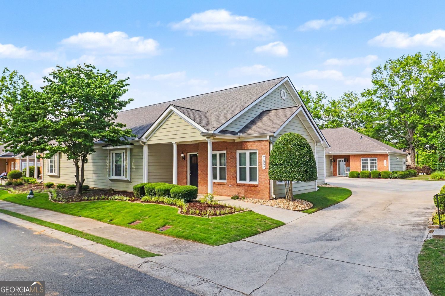 303 Commonwealth CIR