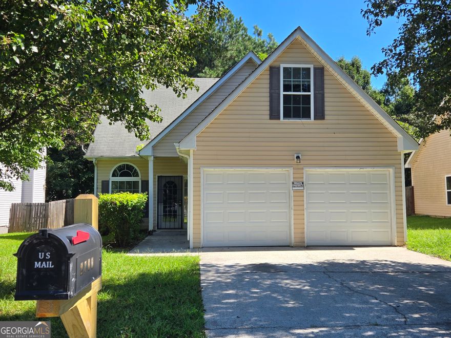 FABULOUS TRADITONAL HOME WITH 5 BEDROOMS! FAMILY ROOM WITH FIREPLACE AND HIGH CEILING, LARGE OPEN KITCHEN WITH BREAKFAST AREA, SPACIOUS BEDROOMS, AND PRIVATE BACKYARD.