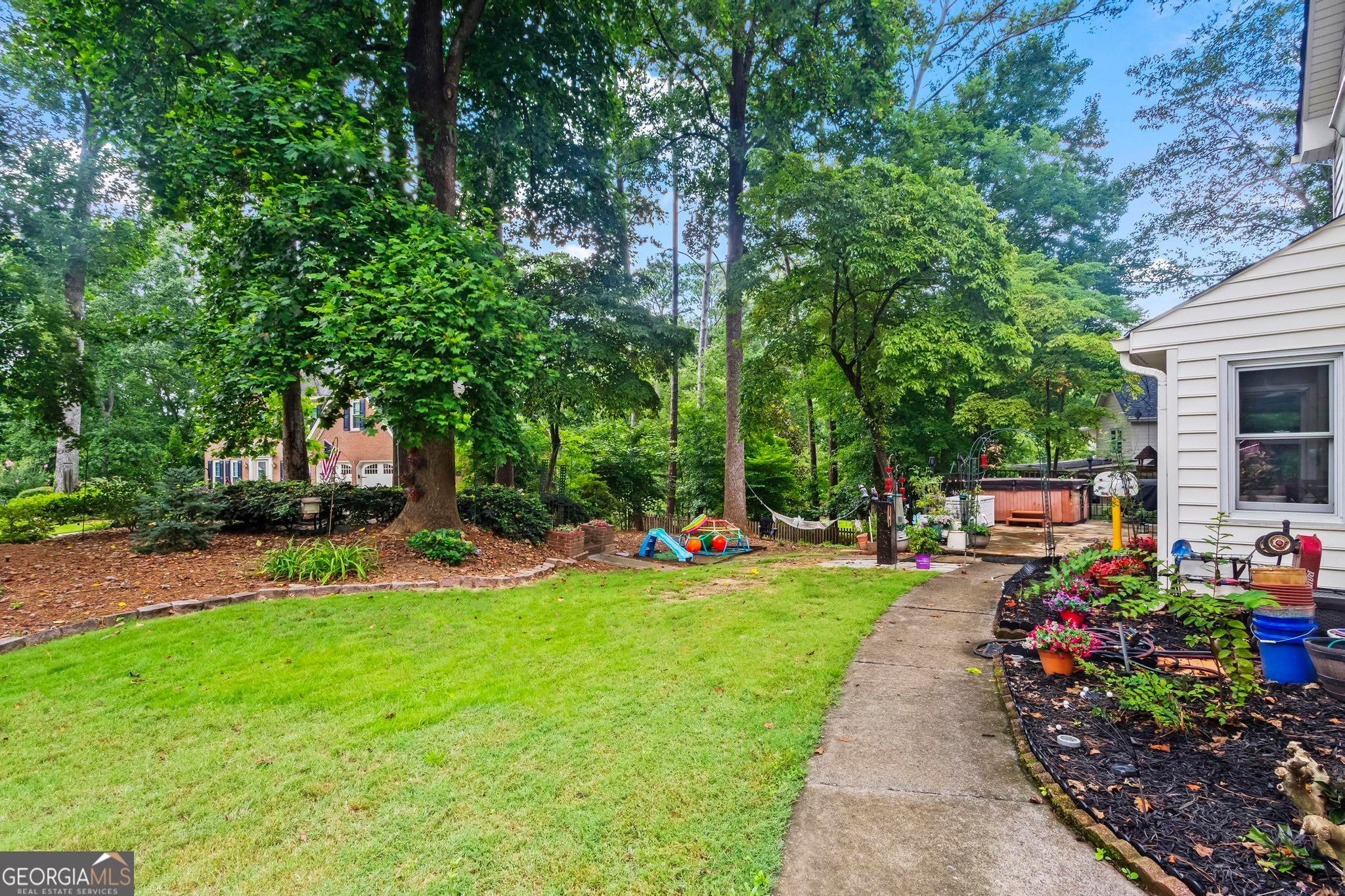 140 Lakeside DR NW