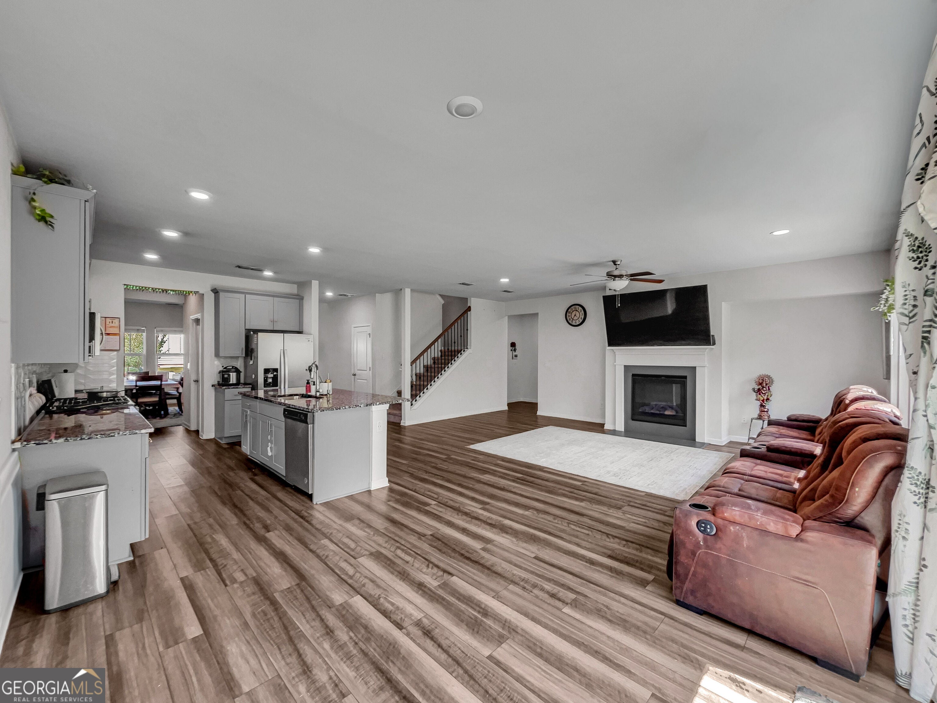 5880 Hackberry LN