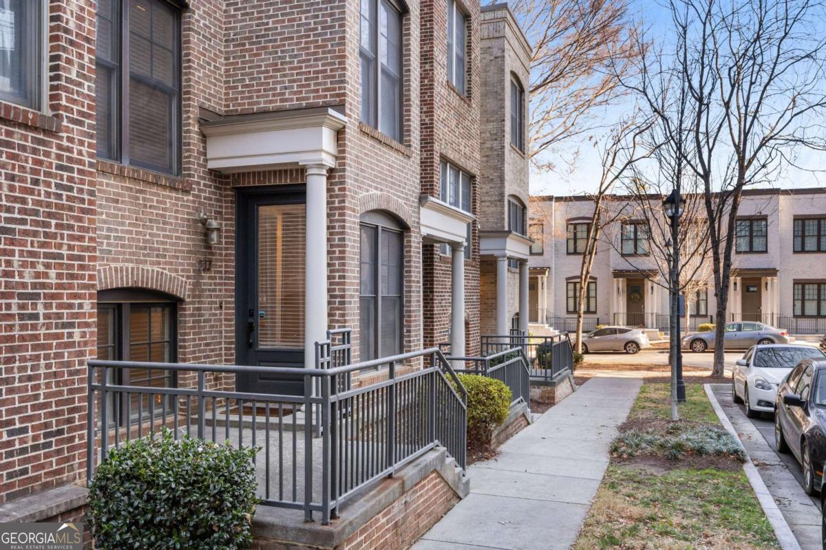 722 Cosmopolitan DR NE