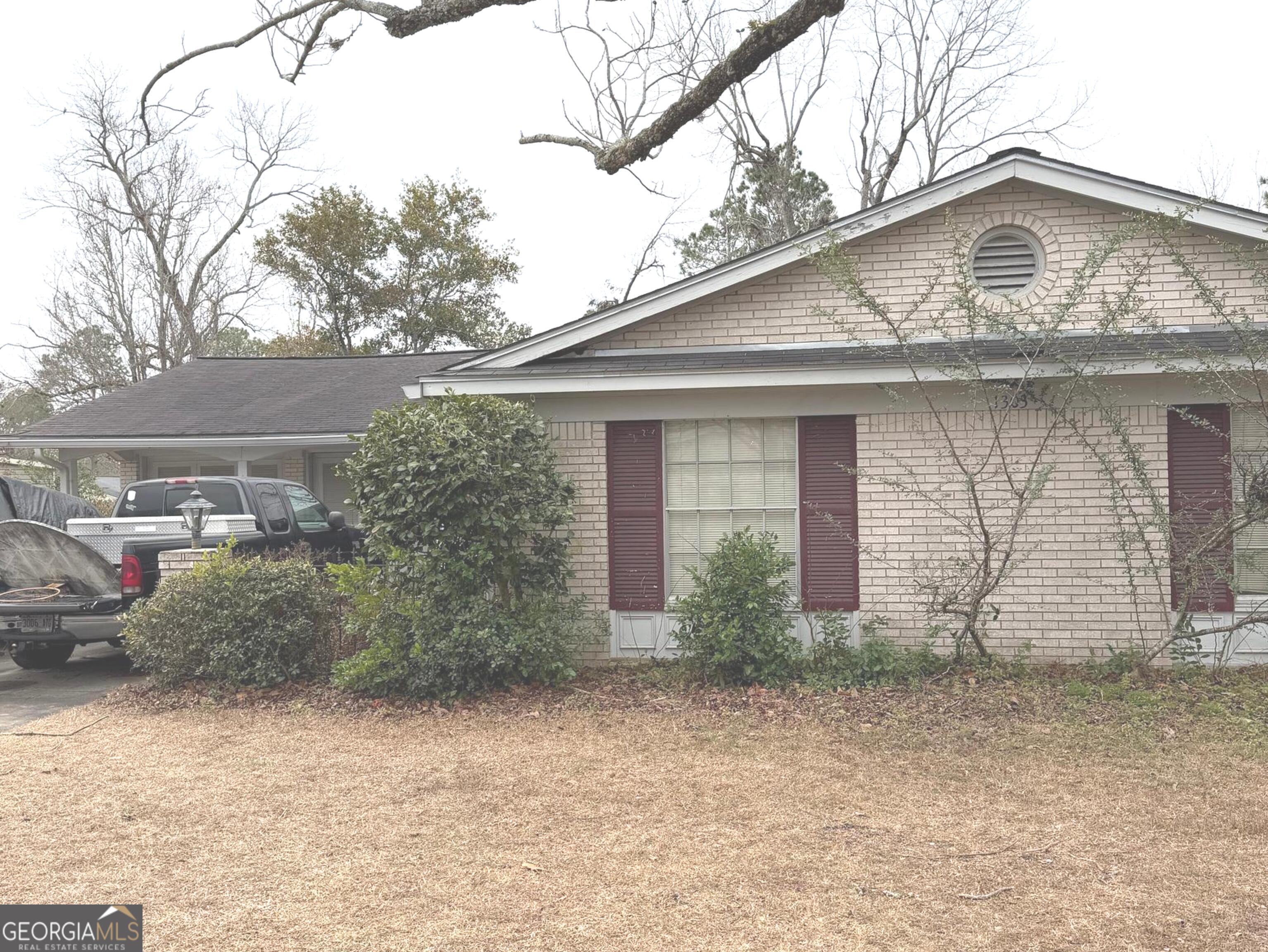 1303 Meadows LN