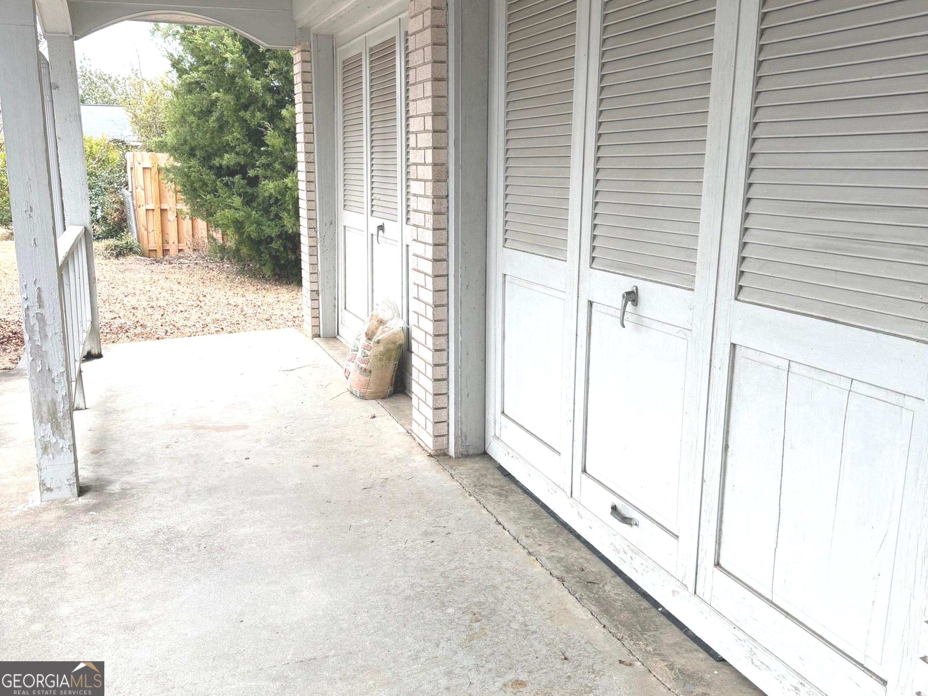 1303 Meadows LN