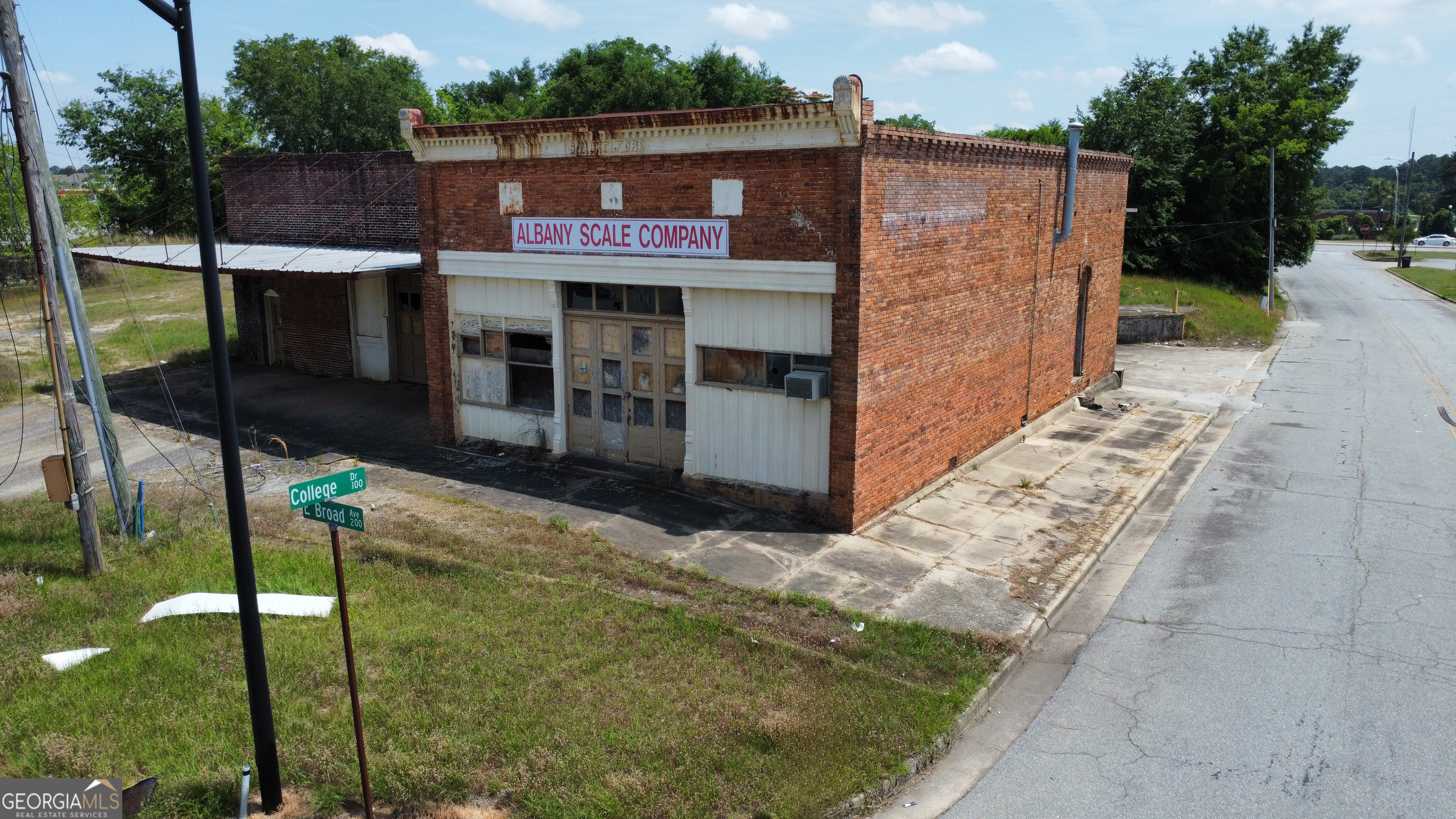 200 E Broad AVE