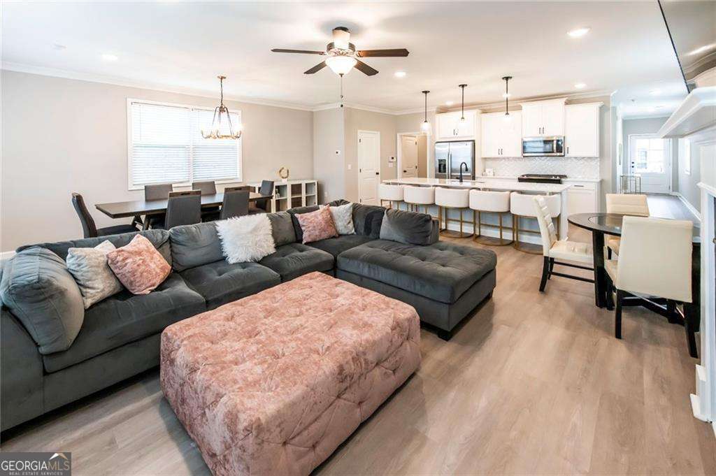 3739 Silvery WAY