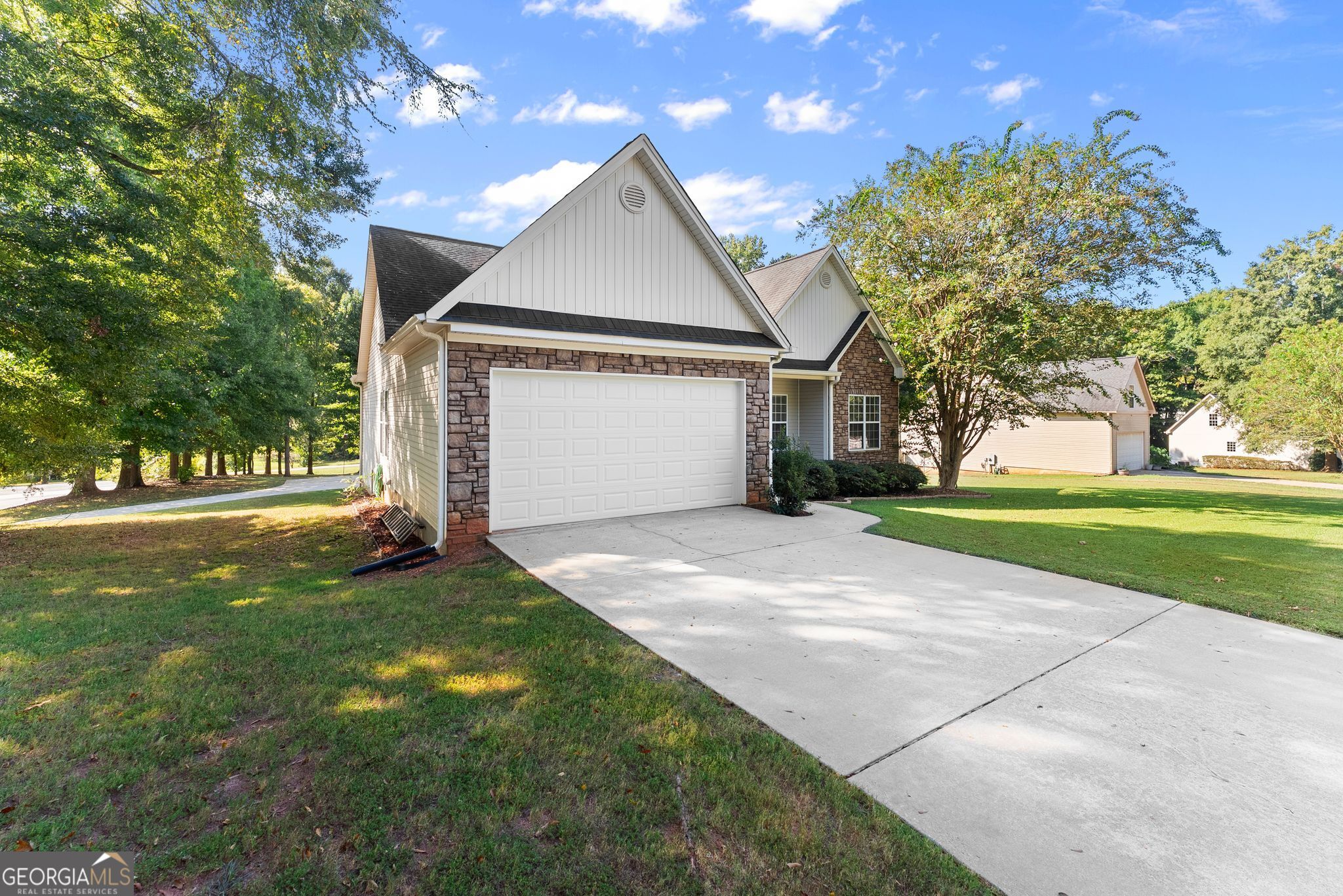 27 Woods WAY