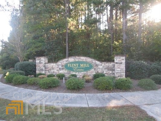 BUILDING LOT.... GRIFFIN'S PREMIERE SOUTHSIDE LOCATION. CRESCENT SCHOOL DISTRICT, NOT IN CITY LIMITS YET ALL CITY CONVENIENCES (GARBAGE PICKUP, SEWAGE, WATER, NATURAL GAS, COMCAST). POOL, CLUBHOUSE ASSOCIATION. HAVE THE CONVENIENCE OF A POOL, PLAYGROUND AND CLUBHOUSE WITHOUT ALL THE UPKEEP. HOA FEE $750/YEAR ($325 FOR VACANT LOT). 2,500 SQ FT MINIMUM ALL BRICK HOUSES OF $400,000 PLUS.