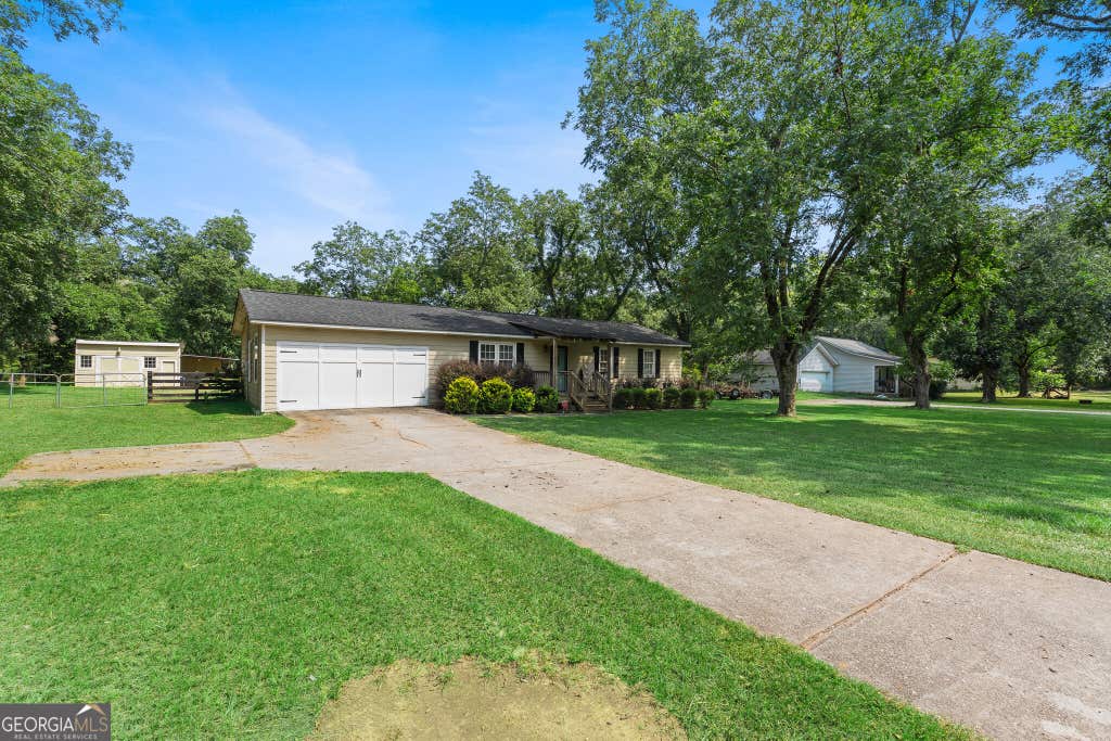 Photo of 1911 Barnesville Road, Griffin, GA 30224 (MLS # 10832934)