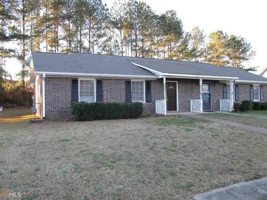 Convenient location with this large 2bd/2ba duplex close to schools and shopping! Spacious family room, kitchen w/breakfast area, large bedrooms, master w/full bath and new paint and carpet throughout makes this a great new home for your family!  Application is available.