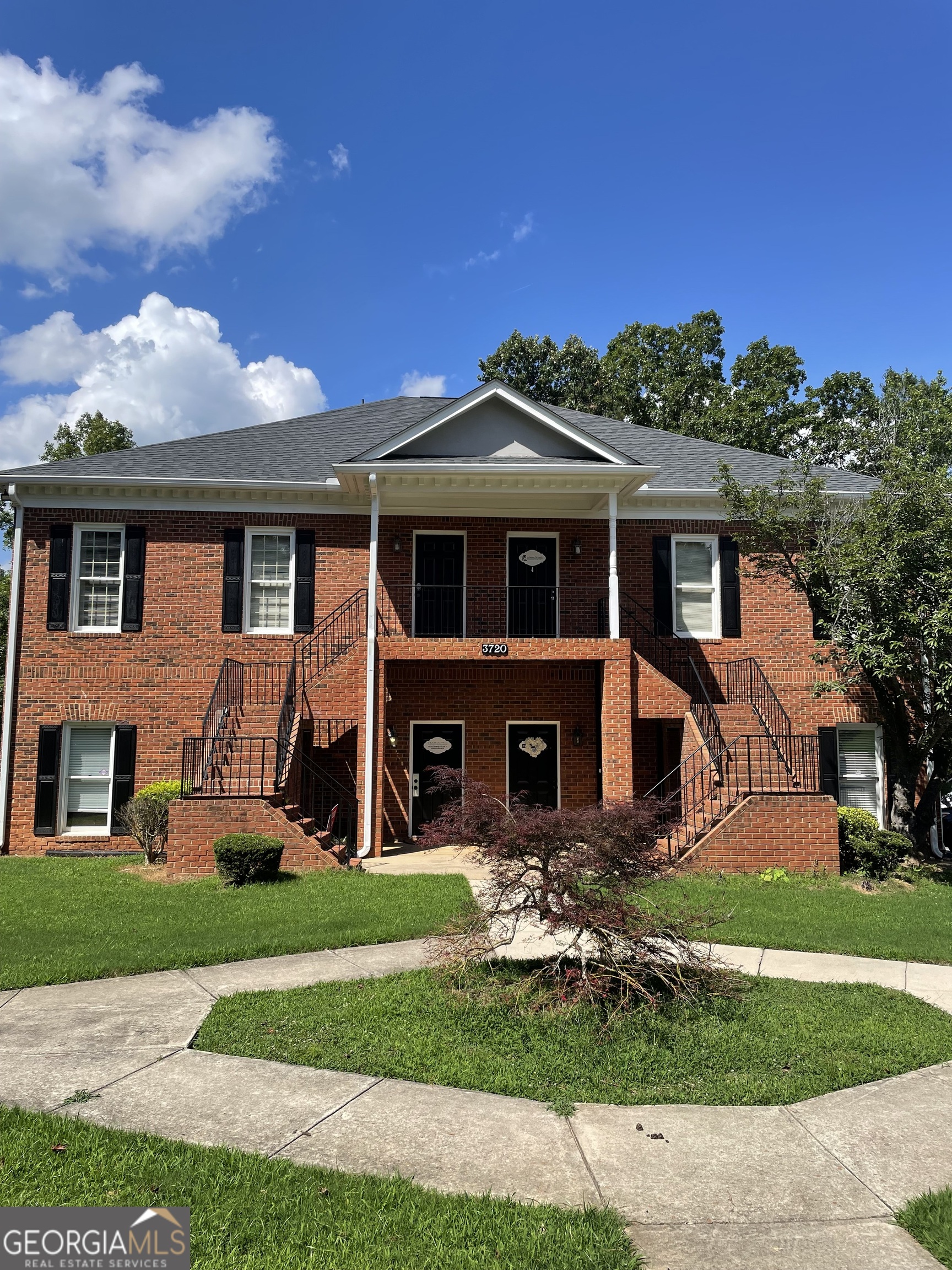 Bring your Business to Park Place! This 1260 Sqft office space is in a great location! With 3 rooms, 2 Bathrooms and a Conference Room, this is an ideal place to grow a business. Located right behind the mall, it is very convenient to everything. Come see it today!