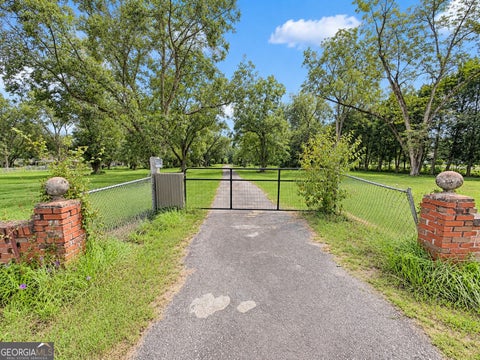 Photo of 2220 Liberty Expressway SE, Albany, GA 31705 (MLS # 10849461)