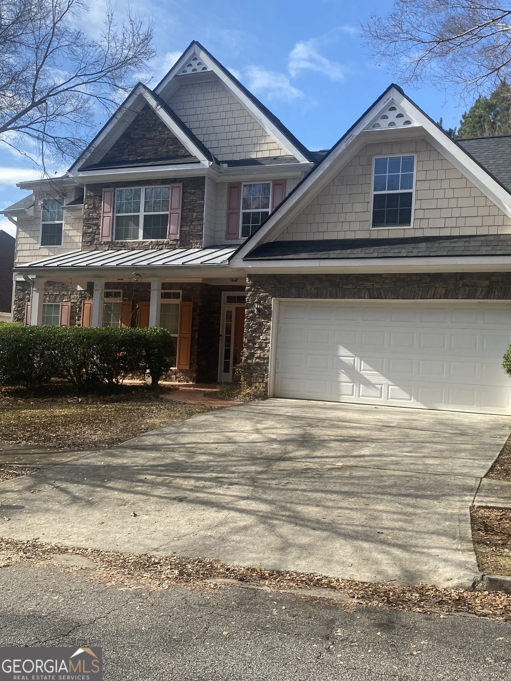 Don't miss out on this lovely two story home. This home is roomy with over 3000 sq.ft. This magnificent home has a fairly new roof, hotwater tank, new interior paint an some new flooring, move-in ready.