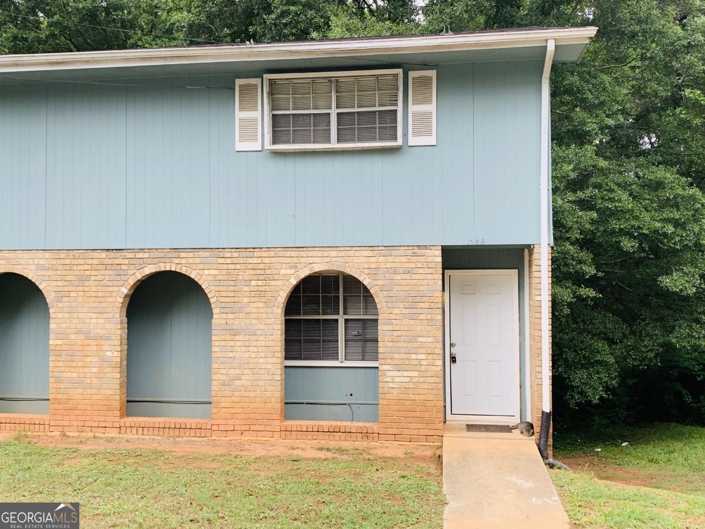 Cozy 3 bedroom, 2 bath for lease! Walking distance to Marta! Separate dining area leading to patio! Spacious kitchen w/pantry! Sizable living room! Large bedrooms and deck, walk to in closet space, must see!