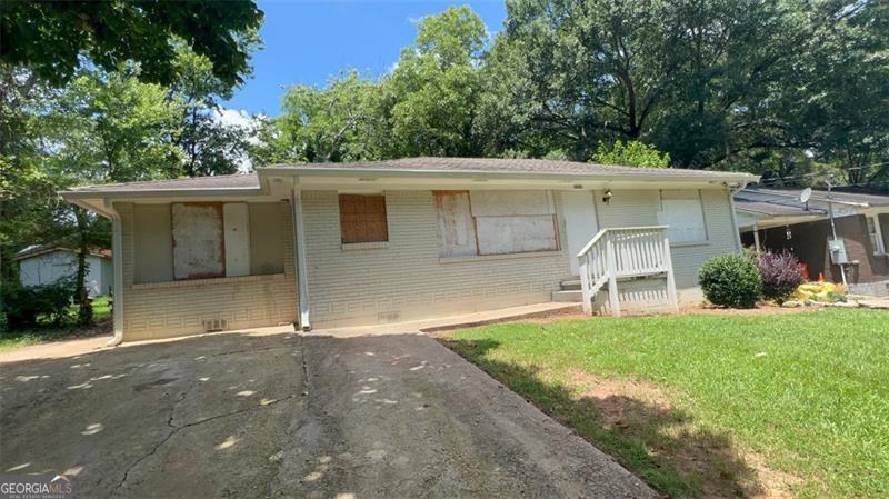 Charming home featuring a 4/2 layout with a cozy interior and well-maintained living spaces throughout. In good condition and move-in ready, this property offers comfortable living with a warm and inviting atmosphere.