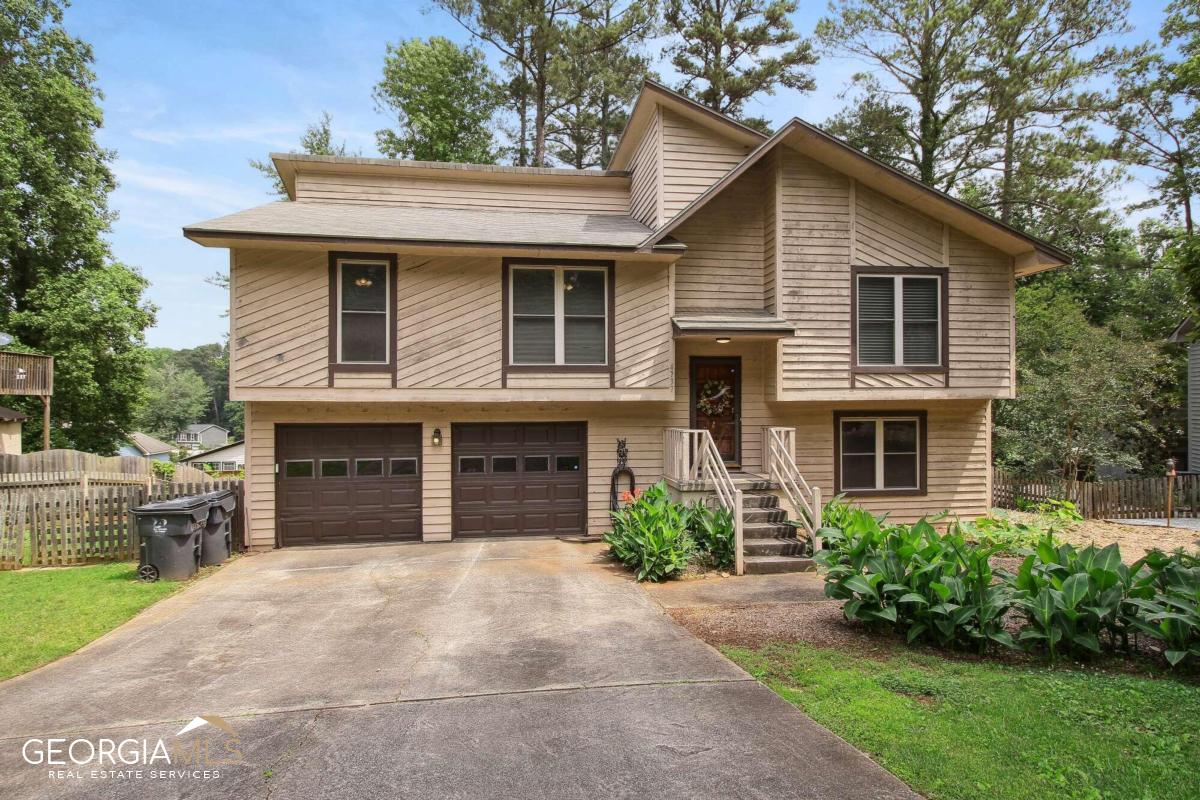 Amazing home, taken care of by diligent homeowners! Remodeled kitchen, new floors, new cabinets, new water heater, and the roof was replaced 5 years ago. Fantastic, spacious yard. Come and see this home before it's gone!