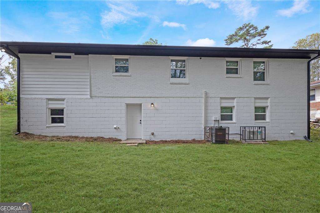 3268 Robin RD