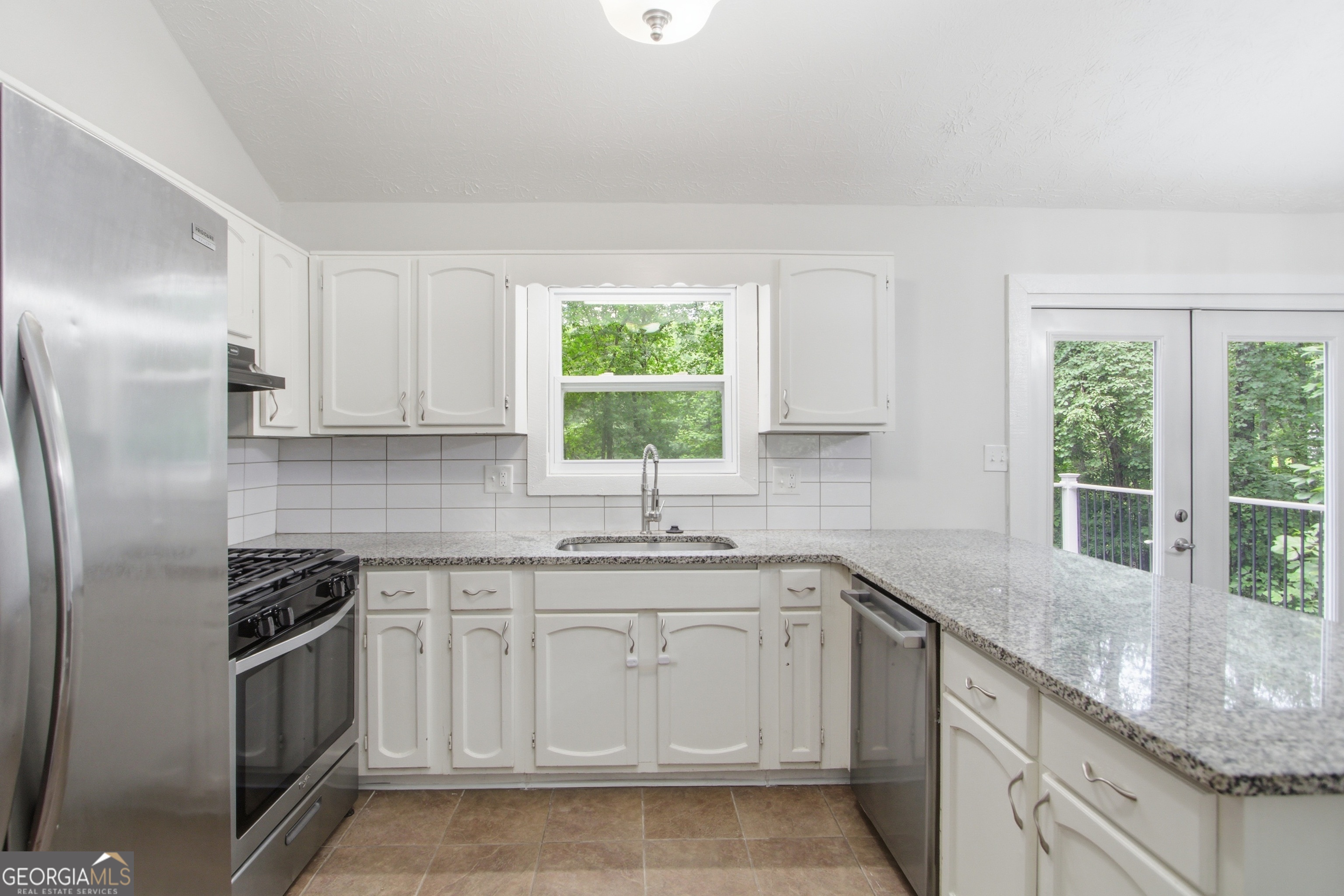 1035 Lakewood DR