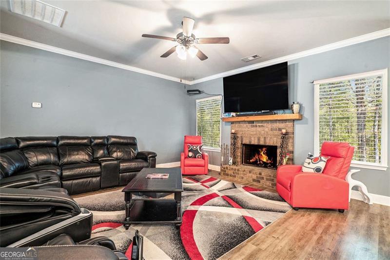 95 Hawthorn LN