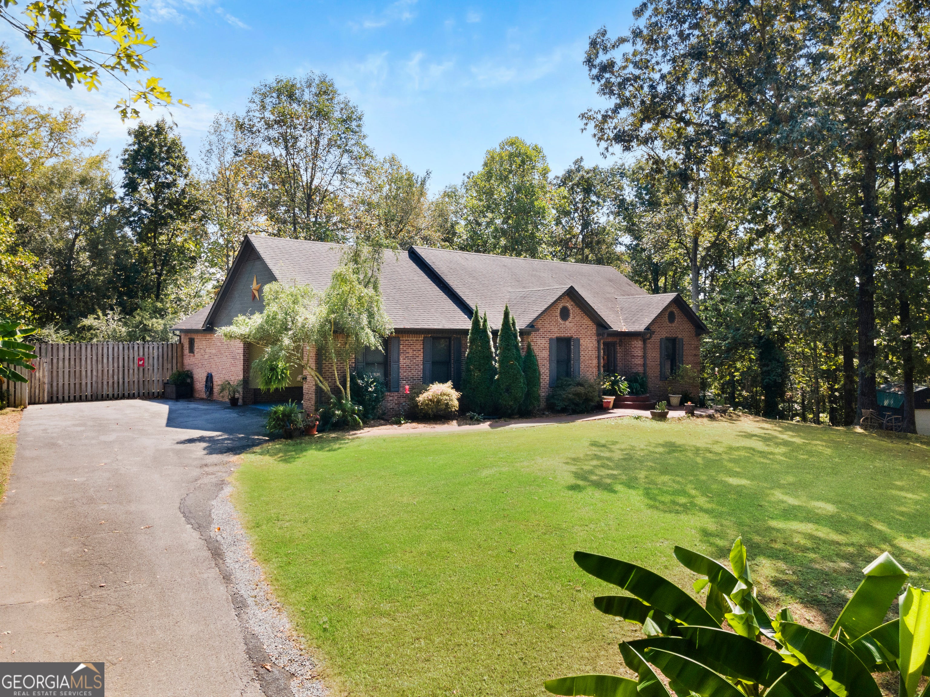 422 Ridgewood CIR