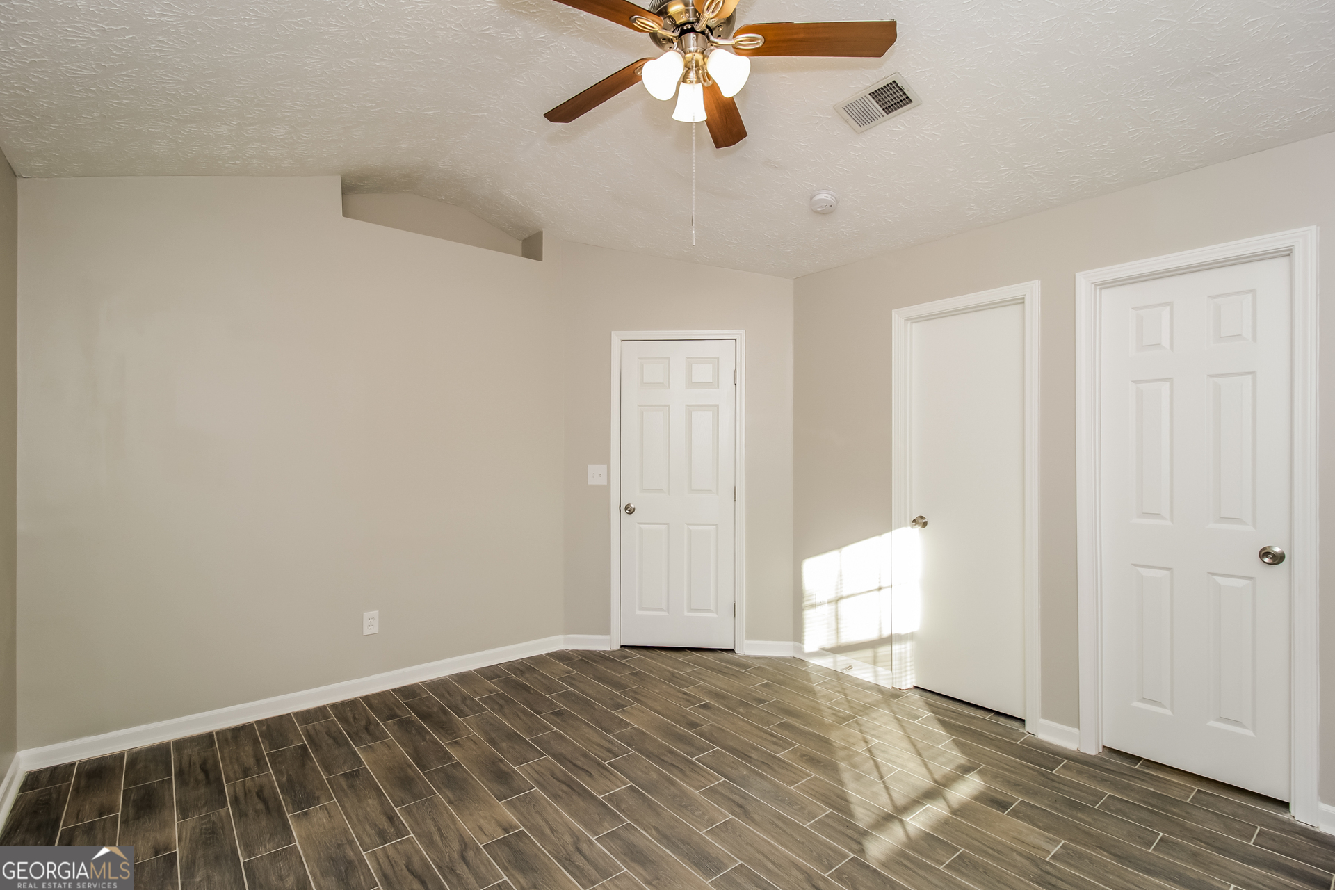 IRONGATE/SANTA ANNA - Residential Lease